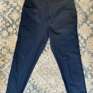 LULULEMON ABC SLIM 5 POCKET - LIKE NEW. SIZE 31, INSEAM 30” COLOR: TRUE NAVY